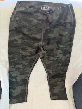 NOBULL womens L Camo capri Leggings - charcoal camo with light grey